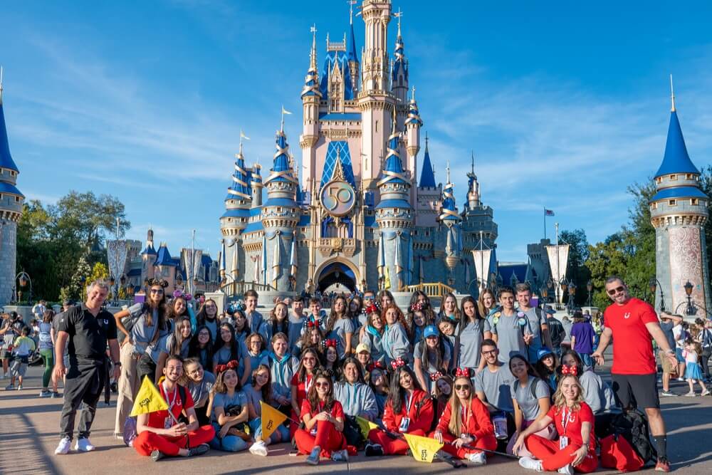 Pouco Princesa No Jogo Da Coroa Com Seu Castelo Do Cartão Emoção