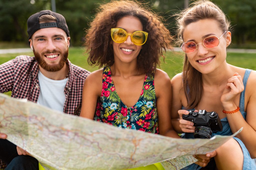 Jovens Felizes Viajando