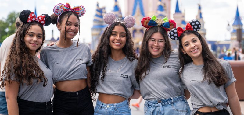 grupo de meninas na Disney