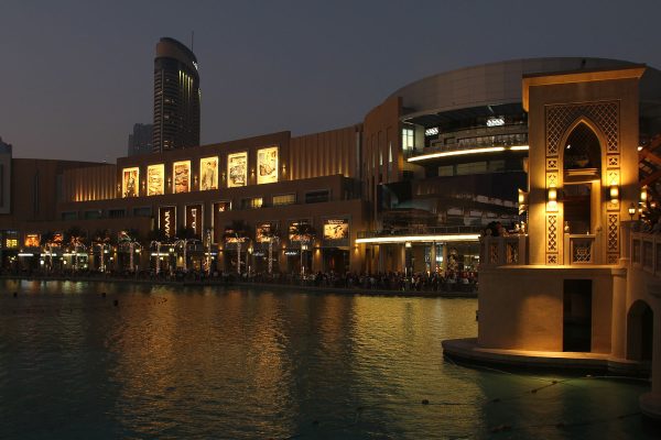 (UAE)_The_Dubai_Fountain_at_Dusk_01